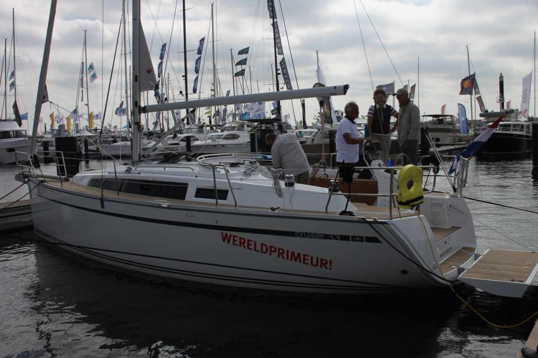 Same hull, different structure. The new lines are more pleasing and significantly less polarising than before. The coach-roof-like structure and the trim strip conceal the immense volume