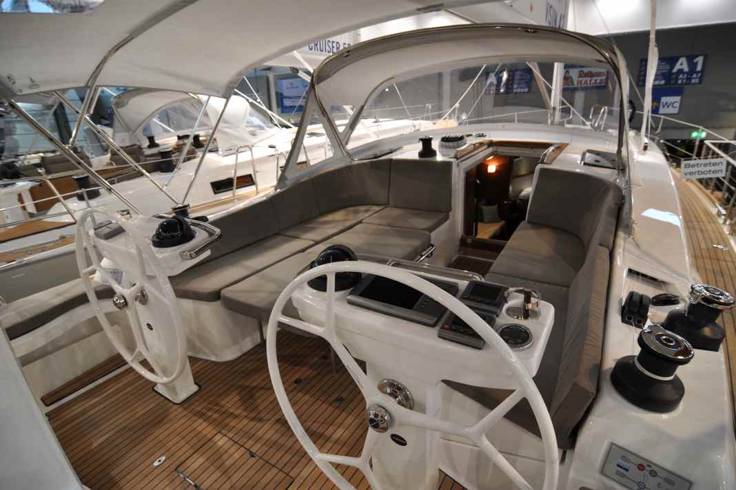 Das Cockpit ist groß und bequem. Der Cockpittisch elektrisch absenkbar.