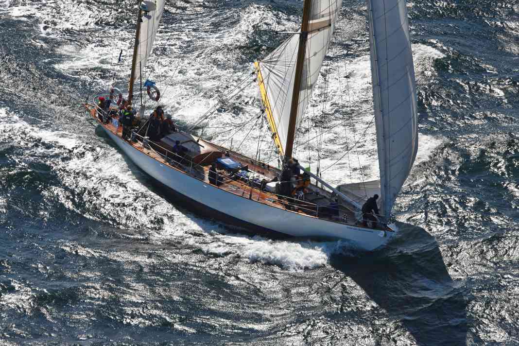Die Hochsee-Yawl "Peter von Seestermühe" mit Eigner Christoph von Reibnitz am Ruder