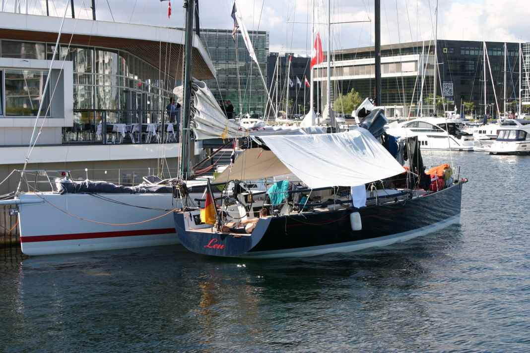 Aérer les lits et arriver à bon port : L'équipage du "Leu" lutte contre l'épuisement après un long voyage par un farniente ciblé.