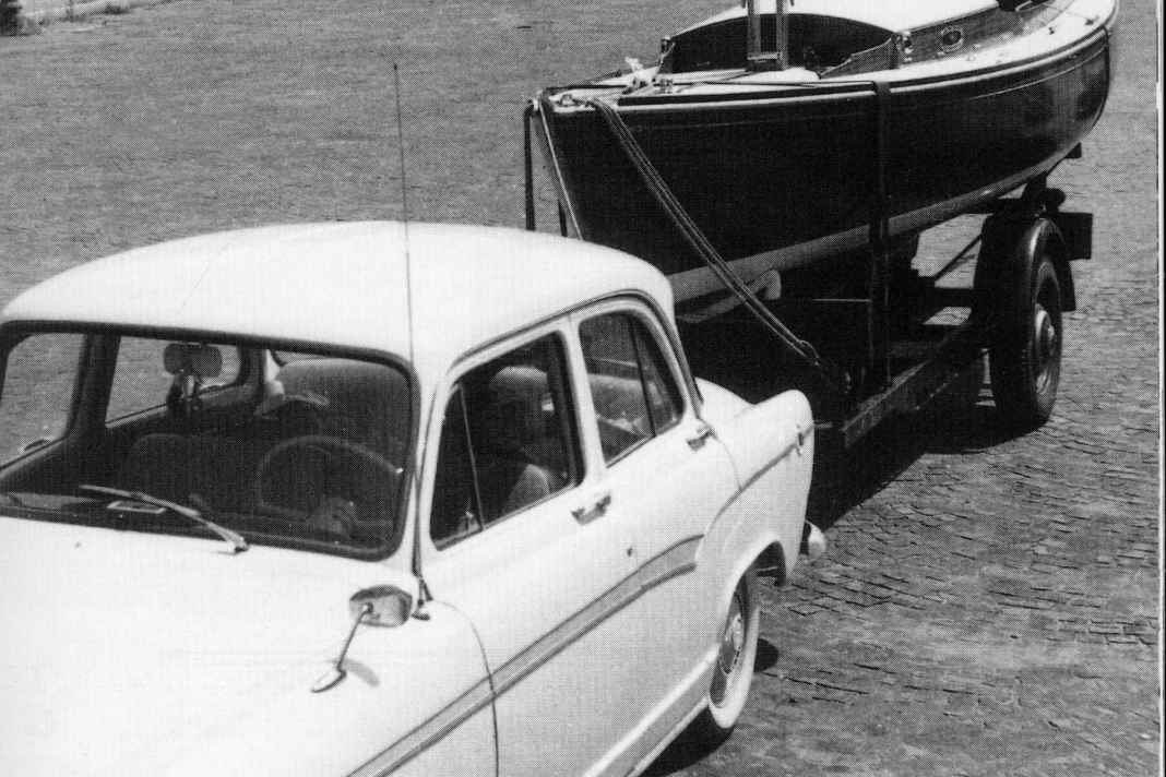 Off on a great Mediterranean voyage: The trailer combination with the Hansa dinghy "Solveig" in Italy in 1959