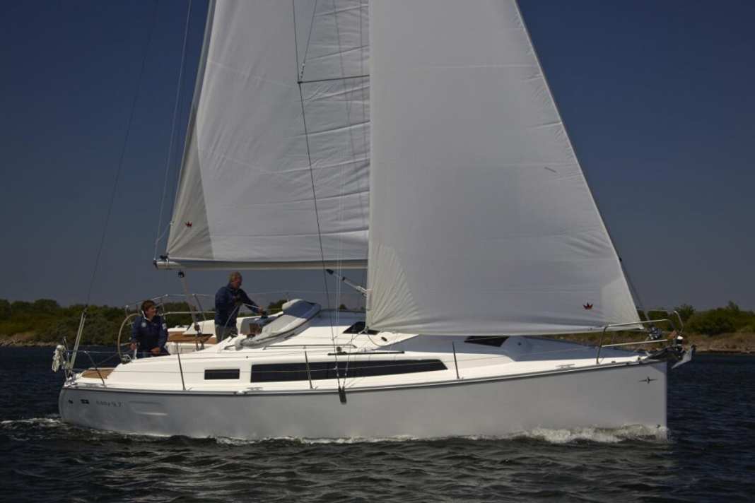 Bavaria Easy 9.7: no decorative strip and no hull window, but the recess for the latter is noticeable