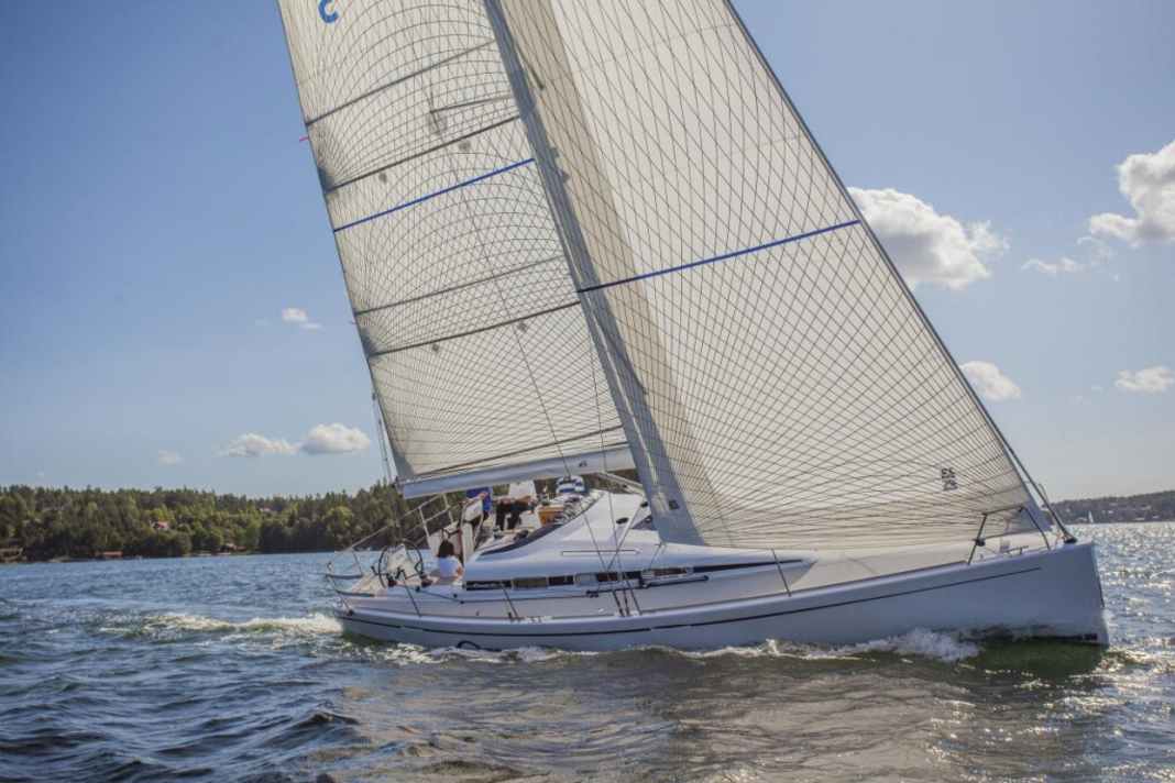 A Swedish dream: The Arcona 380 under full sail in the archipelago. The jibs are on the outside, there are no overlapping headsails, but the rig is correspondingly higher