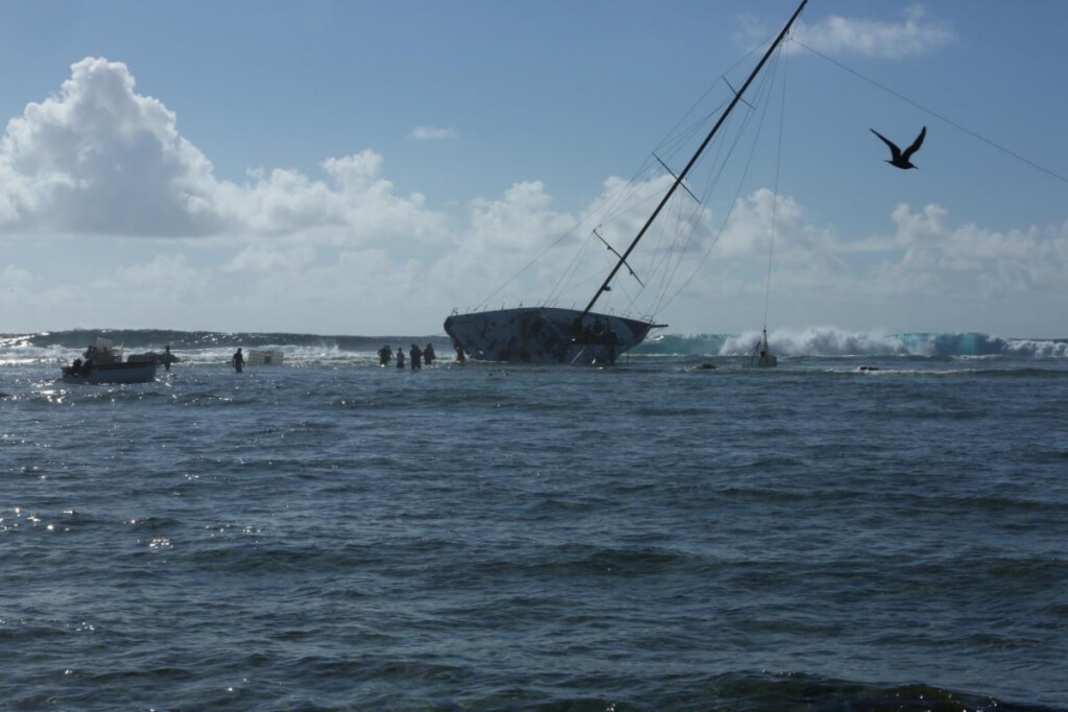 Die Yacht wird am Fall gekrängt, um die Kielfinne zum Schweißen zu entlasten