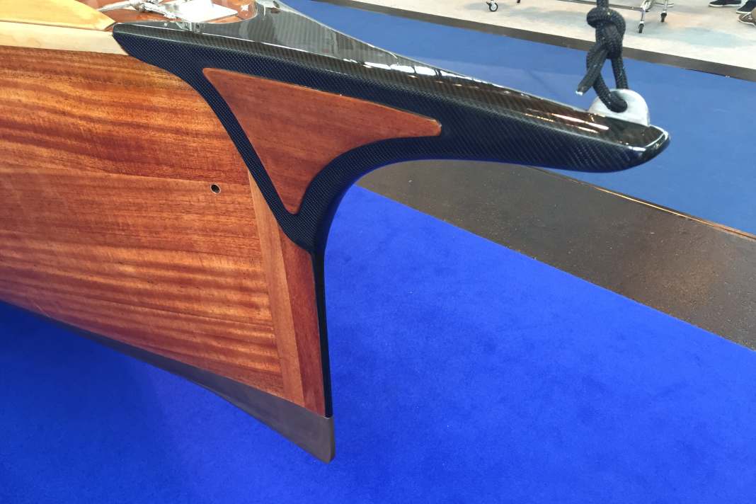 Auffälligstes Merkmal der LA 850 ist der Kohlefaser-Holz-Bugspriet