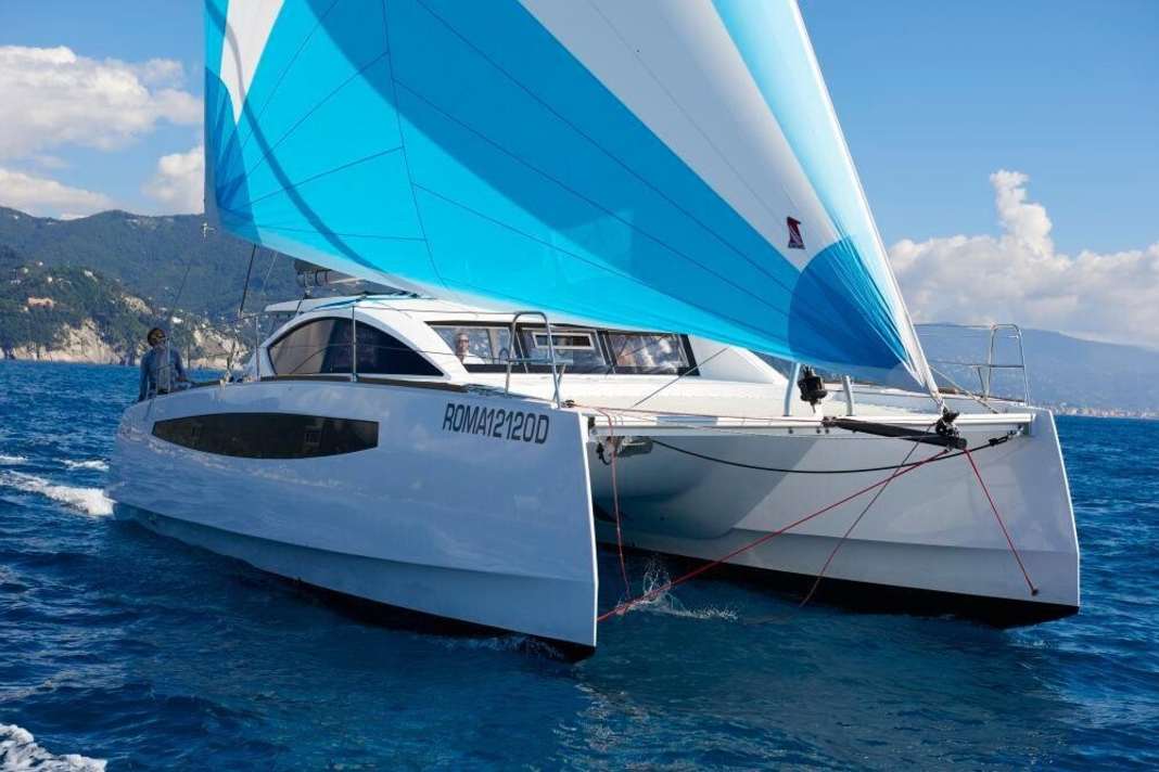 Il Comet Cat 37 è inconfondibilmente un tourer: scafi alti, sovrastrutture massicce, grandi superfici finestrate