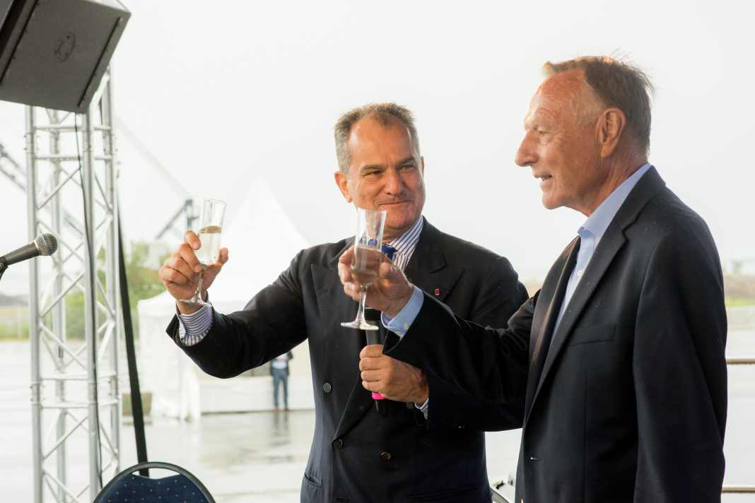 Un brindisi al passato e al futuro. Leonardo Ferragamo (a sinistra) durante il discorso per il suo anniversario