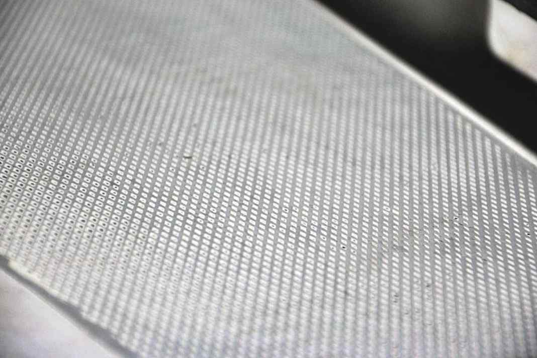Laufflächen

 Der eingeformte Antirutschbelag nutzt sich mit den Jahren ab, und das Deck verliert an Trittsicherheit – ein Sicherheits-Manko.