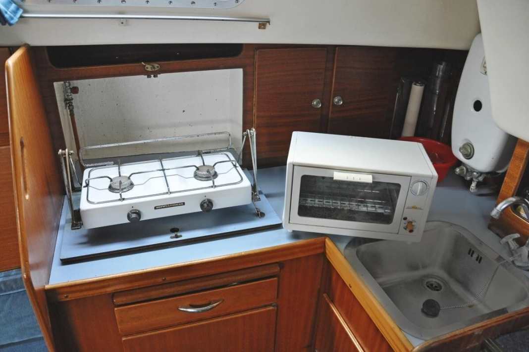 Pantry

 Während Petroleum- und Spirituskocher fast unzerstörbar sind, sollte man insbesondere die Installation der Gasanlage prüfen. Sie kann mit der Zeit undicht werden