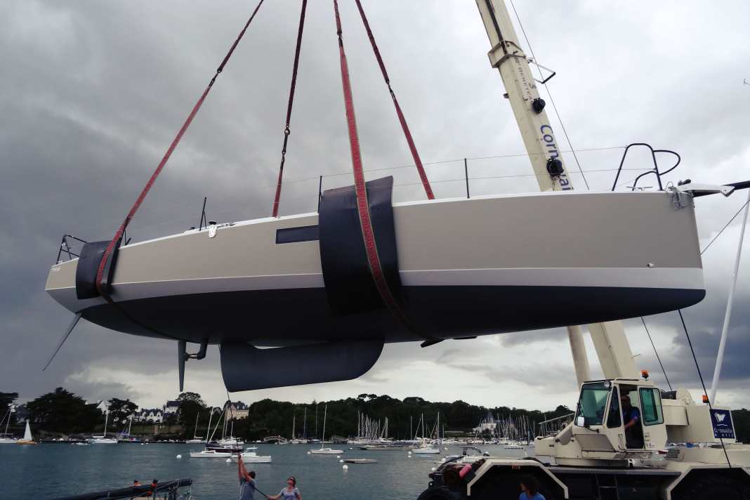 Rendez-vous à la grue. Pogo 36, ici avec la quille pivotante, qui n'est disponible que contre un supplément de prix