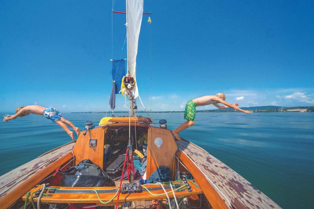 The crew rushes into Lake Constance in the doldrums and heat