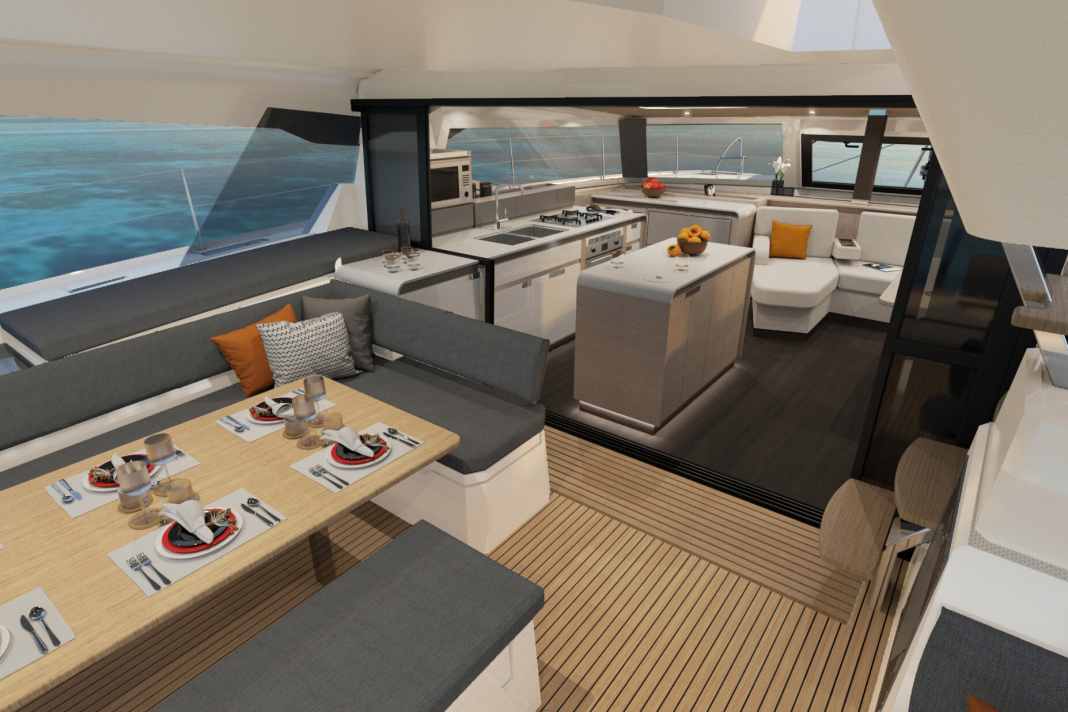 Couplés les uns aux autres. Le salon et le cockpit extérieur forment une unité fonctionnelle. La porte coulissante entre les deux zones s'ouvre presque complètement