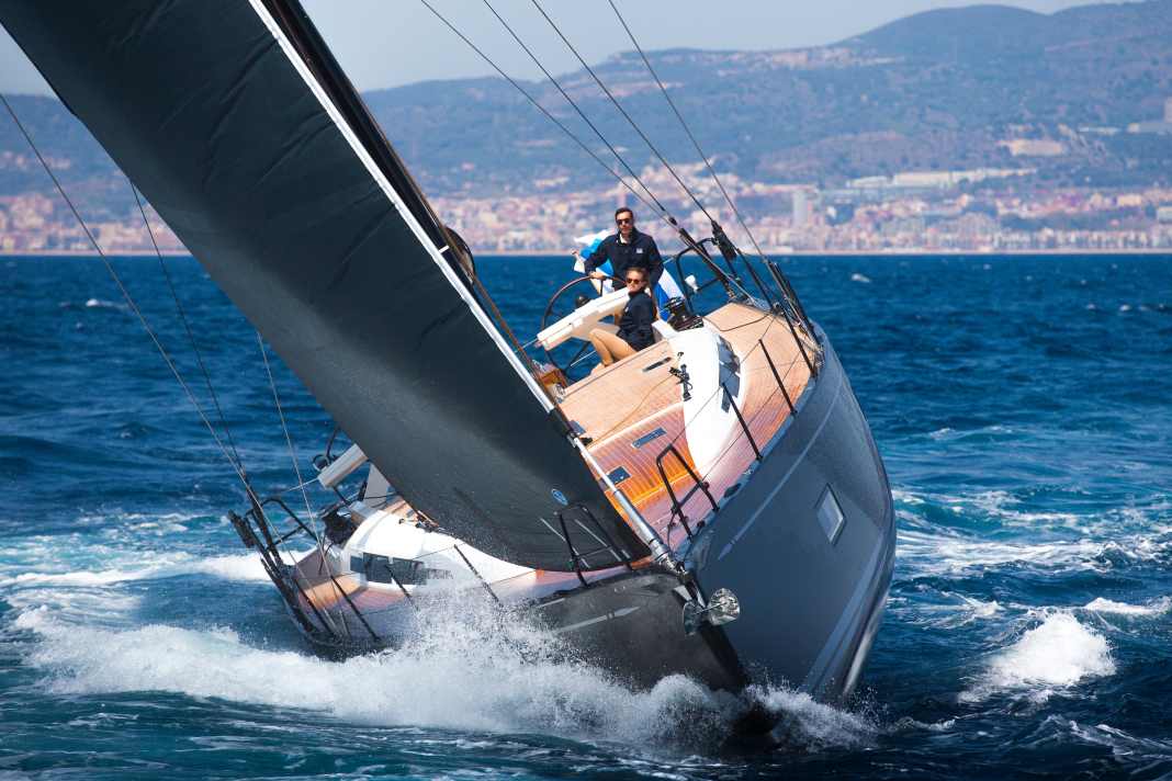 Die Baunummer 1 der neuen Swan 58 segelt im Mittelmeer