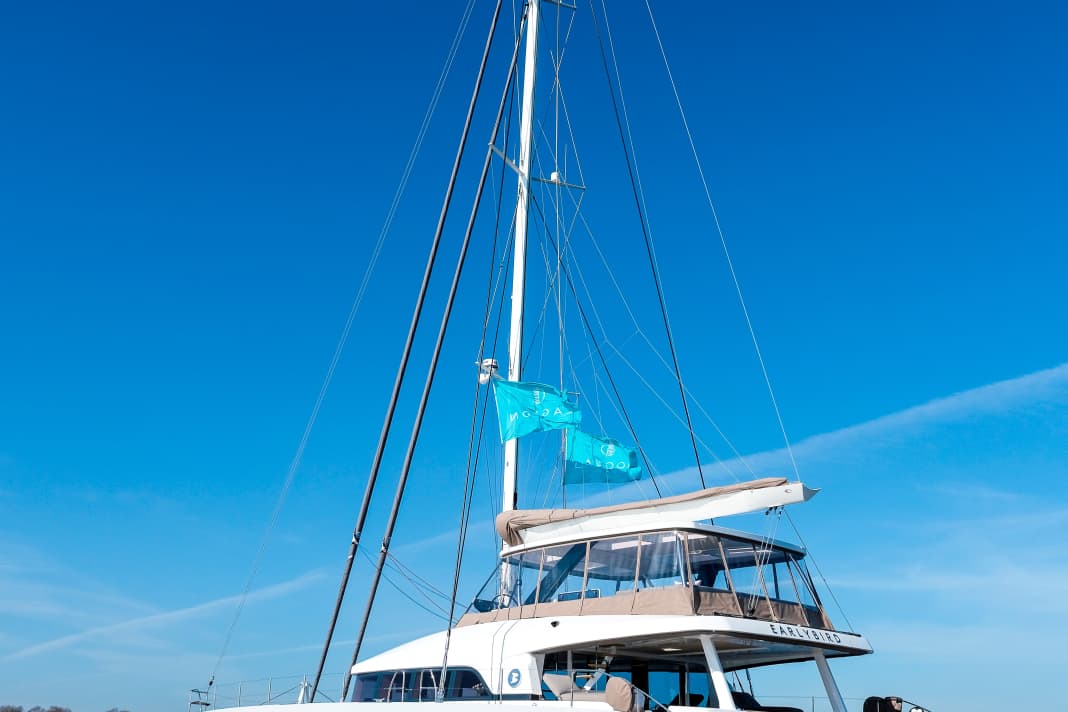Mit der nochmals überdachten Flybridge baut die Lagoon Seventy 7 recht hoch auf