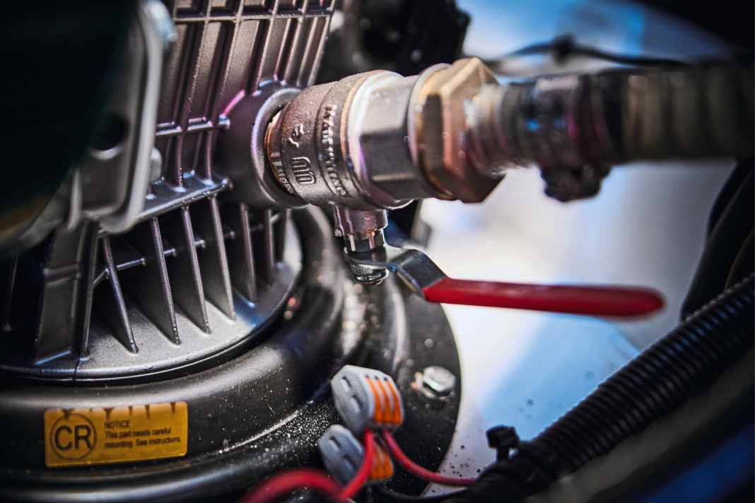 1. Seeventil schließen   Bevor Filter und Pumpe geöffnet werden, muss das Seeventil zu sein. So wird Wassereinbruch vermieden. Besonders tückisch, wenn in einer Arbeitspause etwa der Deckel des Filters offen bleibt. Bei Antrieben mit Saildrive ist das Seeventil dort zu finden. Nach den Wartungsarbeiten und vor dem Probelauf unbedingt wieder öffnen!
