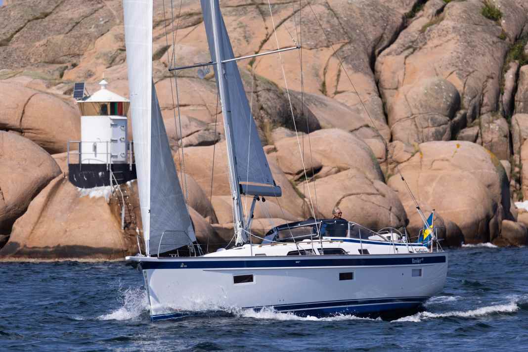 Uno scenario impressionante. L'Hallberg-Rassy 400 nel suo habitat naturale al largo dell'isola di Orust