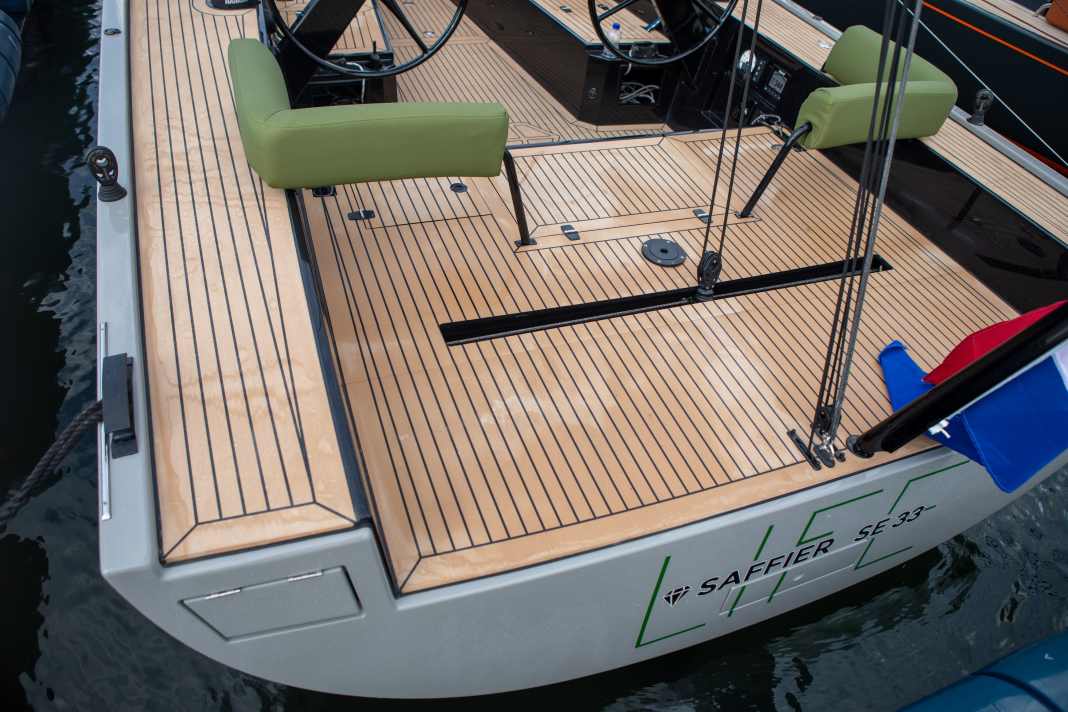 Ecco di cosa si tratta: la Saffier Se 33 Life. Una nave nuova di zecca con un sedere piacevolmente largo. Perché piacevole?
