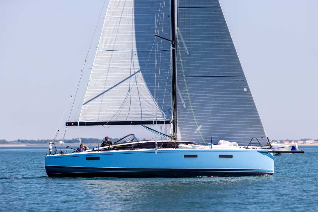 Die JPK 39 Fast Cruiser ist optisch eigenständig: flaches Freibord, langgestreckter Aufbau, reichlich Segelfläche