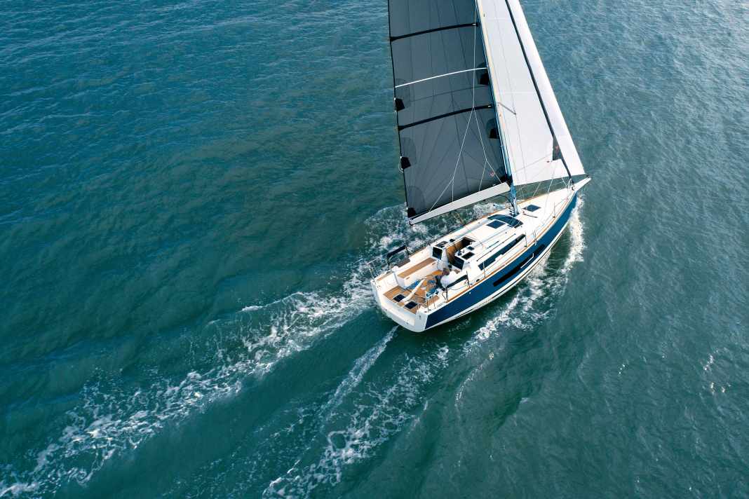 Compact format. The Dufour 32 is only 9.35 metres long. Handling is extremely easy, even for single-handed sailors
