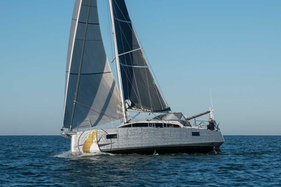 Sporty character. The Ovni 370 is also dynamic, especially with Code Zero