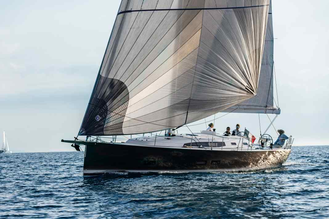 Simple and beautiful. The elongated lines, the low freeboard and the moderate deck leap characterise the look of the new J/45