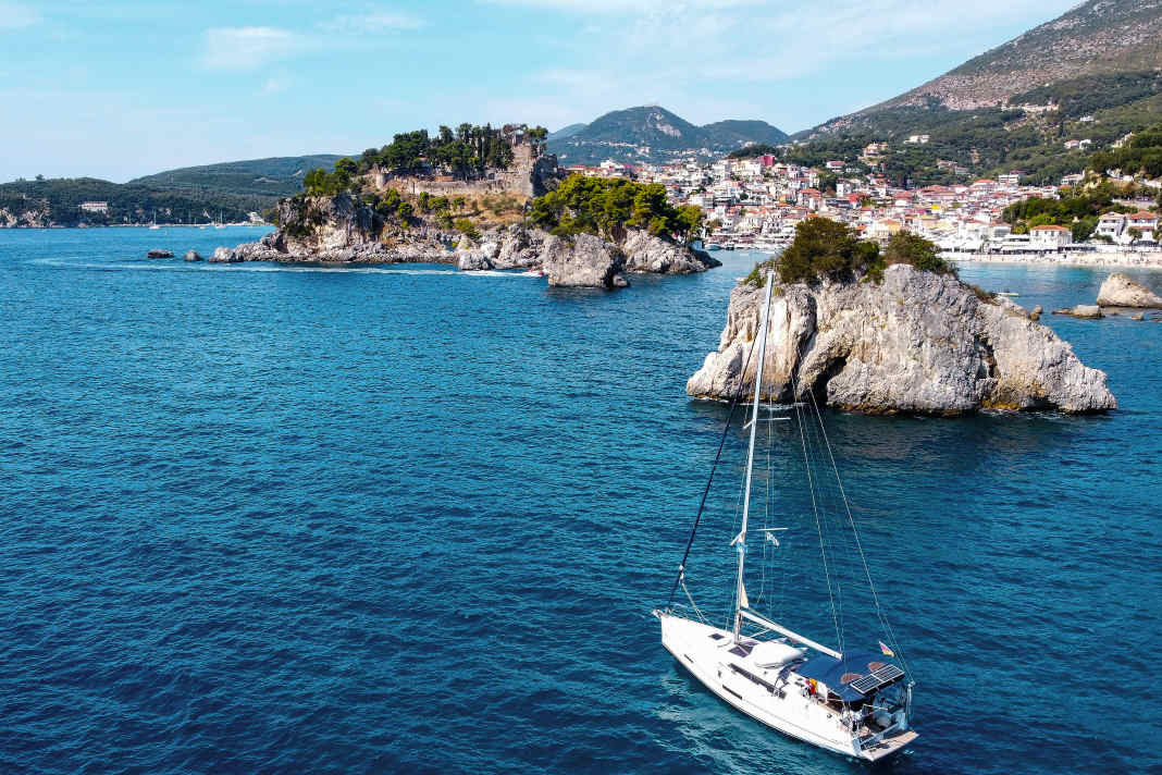 Yacht vor der Stadt Parga am Festland. Ein schöner Stopp für den Rückweg