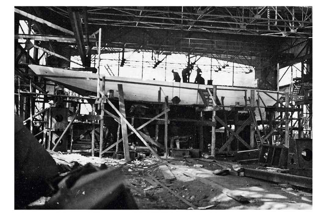 Bau auf der Danziger Werft. Der Rumpf entsteht aus genietetem Stahl; es ist die erste Yacht, die den 1852 gegründeten Betrieb verlässt. Der Ausbau erfolgt von Studenten in Eigenregie