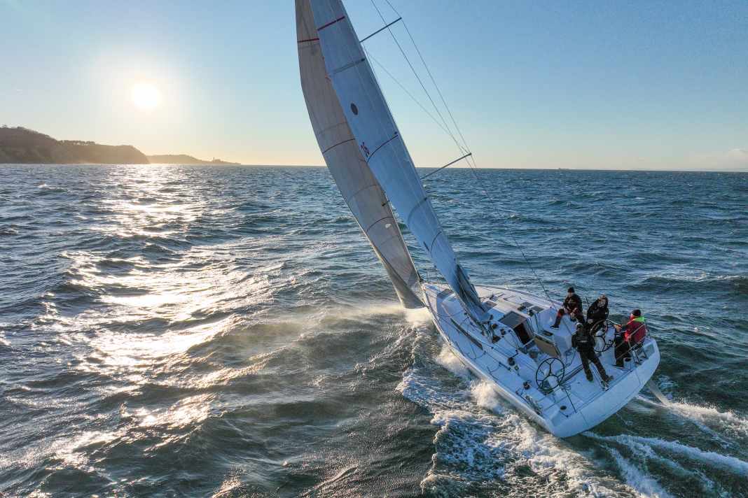 La glisse comme état normal. Le First 36 n'a pas besoin de plus de 15 nœuds de vent pour cela, mais il est capable d'en supporter beaucoup plus.