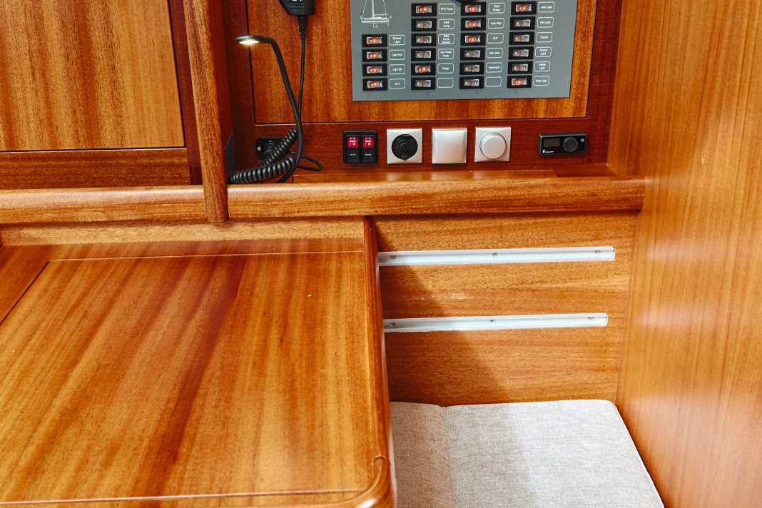 Arcona 385    Perfekt. Übersichtliches Elektropaneel und eine geordnete Verkabelung dahinter