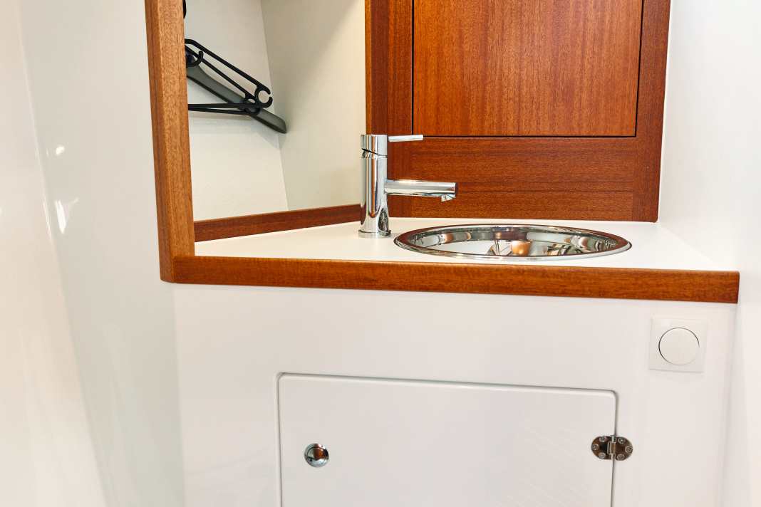 Arcona 385     Der Waschtisch fällt sehr klein aus. Dafür gibt es einen offenen Ölzeug-Schrank