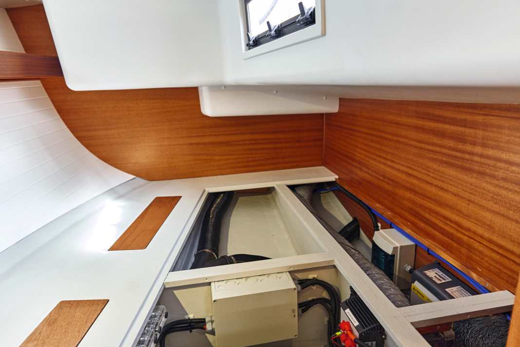 Arcona 385 Trois batteries au total sont installées sous la couchette dans la cabine arrière