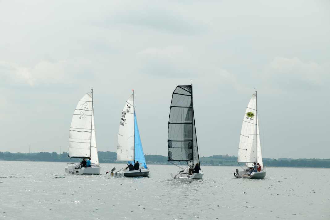 Die Testboote bei leichter Brise in der Wohlenberger Wiek