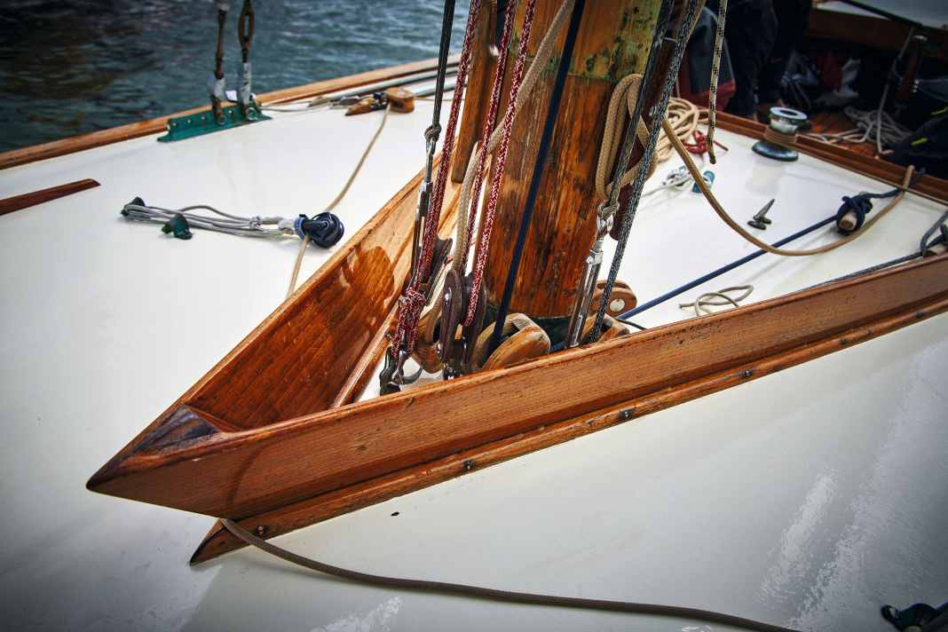 Using old photos, owner Sigi Rittler and helmsman Jörg Mössnang were able to visualise the arrangement and appearance of the fittings. It was then a challenging task to find and recreate the right ones
