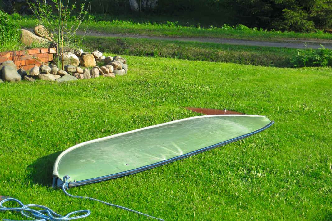 Zusammengeklappt ist der Rumpf nicht größer als ein Surfboard