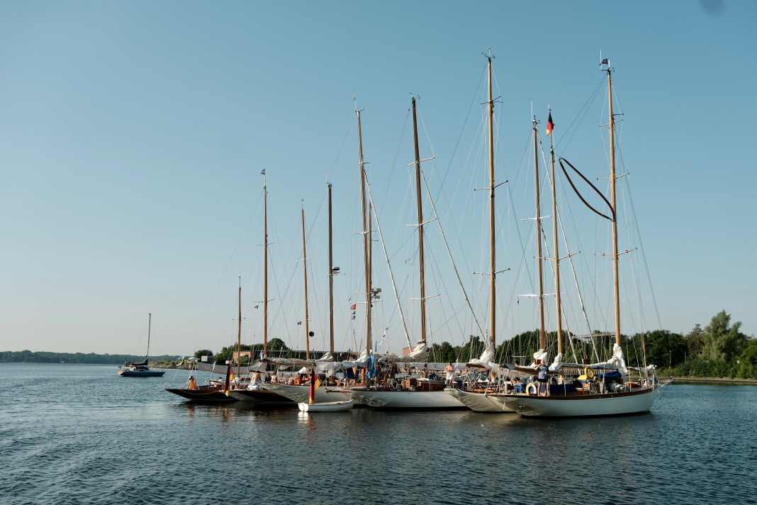 Une partie de la flotte s'est retrouvée la veille de la régate au mouillage dans la baie du port de Plüschow
