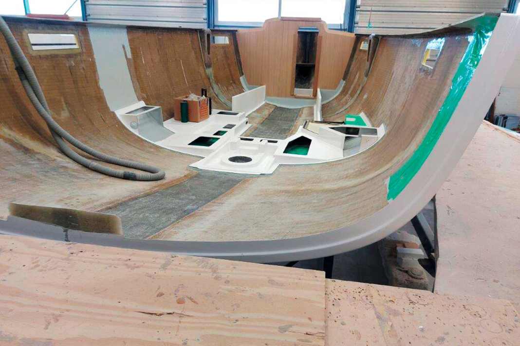 Arcona 385 The Swedes laminate the hull and deck as a GRP sandwich with a Divinycell foam core and vinyl ester resin using the vacuum infusion process.