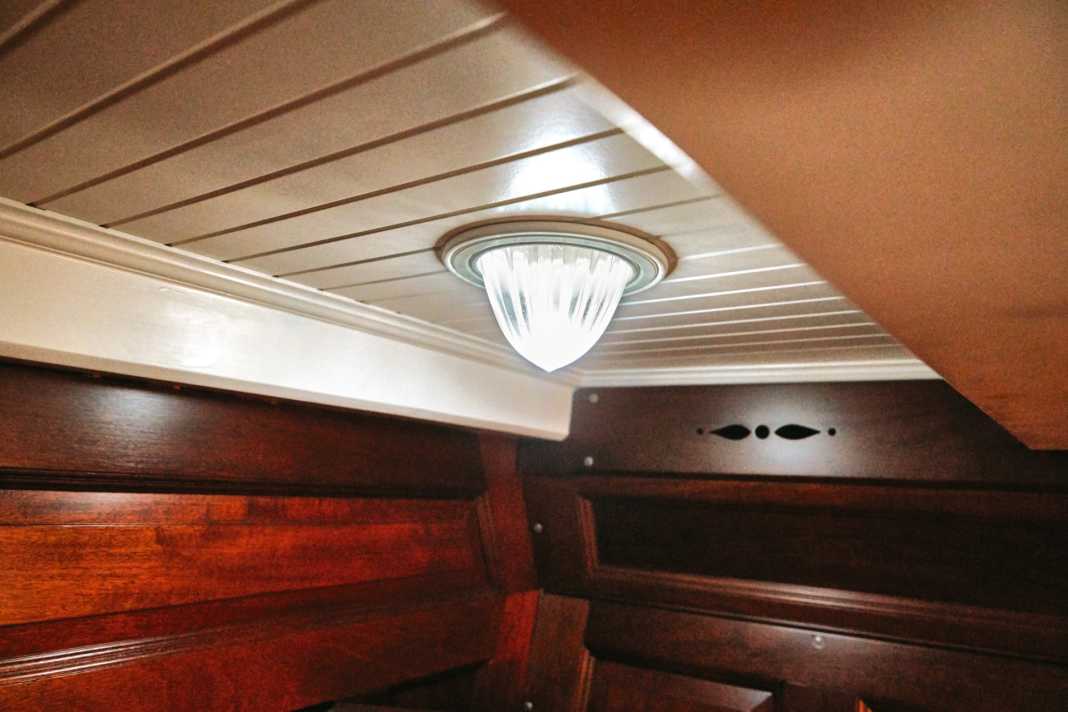 Le verre ressemblant à un presse-agrumes apporte beaucoup de lumière au bateau grâce à sa grande surface.