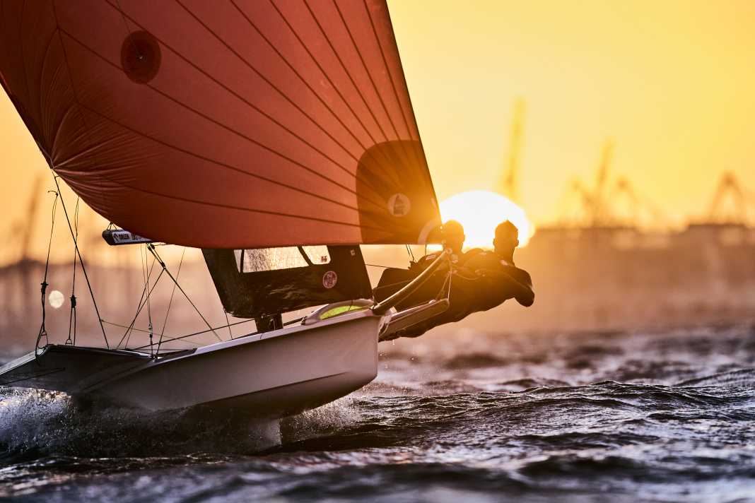 Dieses Bild von Robert Hajduk zeigt ein polnisches 49er-Team bei Sonnenuntergang vor Gdansk
