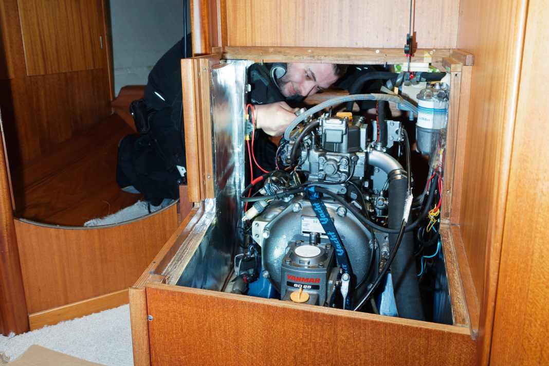 Condizioni generali: l'ispezione visiva giornaliera rivela perdite e altri problemi nei condotti dell'acqua di raffreddamento e del carburante. Controllare anche i livelli dell'olio e del liquido di raffreddamento