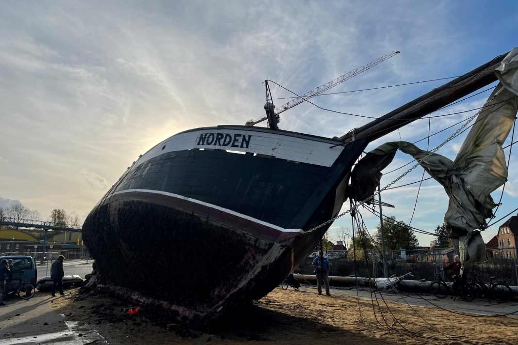 La "Norden", in difficoltà, è stata sollevata a terra a Neustadt martedì...