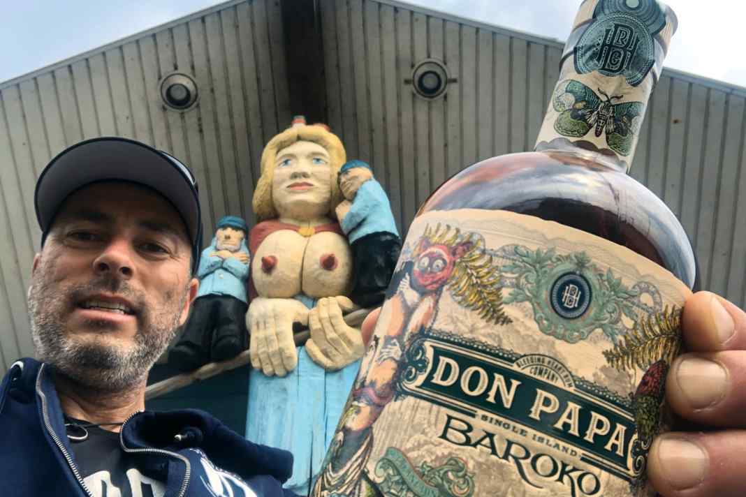Selfie auf Helgoland mit draller Holzdeern und einer guten Buddel Rum, die nicht ganz reichen sollte für die komplette Umrundung der Nordsee