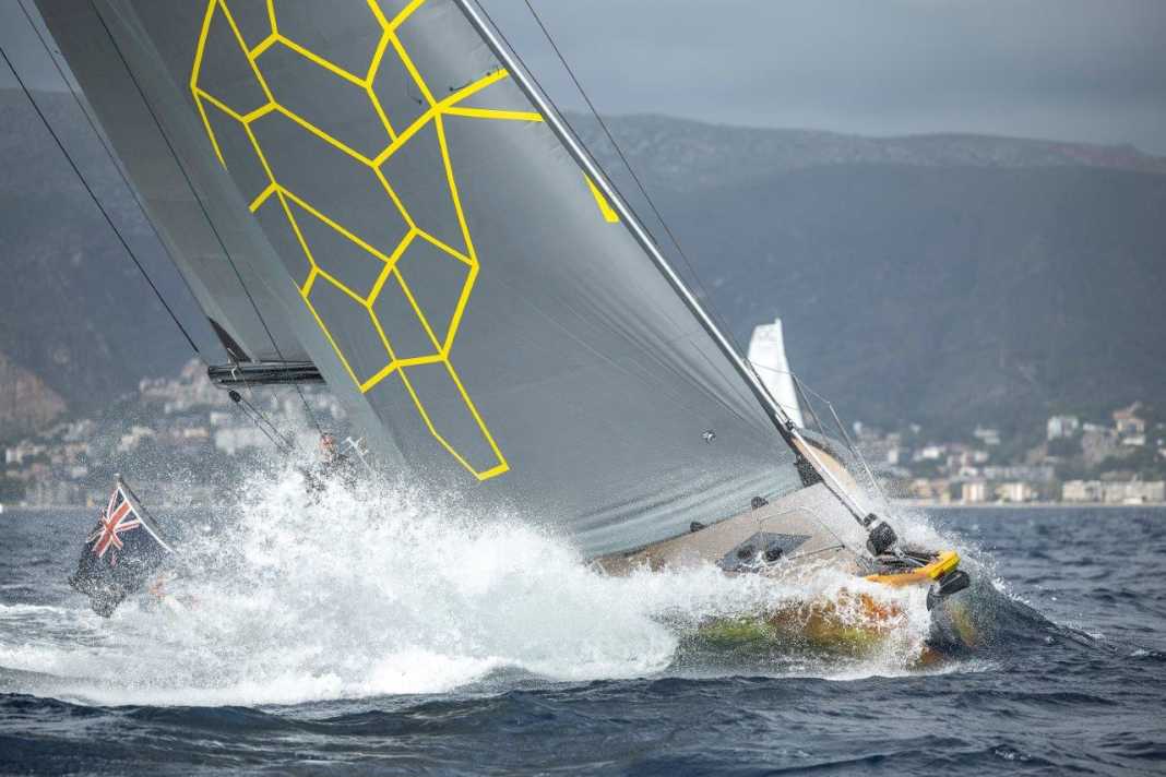 Può sopportare le botte. L'Oyster 495 si è presentato alle prove al largo di Port Ginesta con una livrea insolita, ma ha impressionato per le sue qualità di manovrabilità.