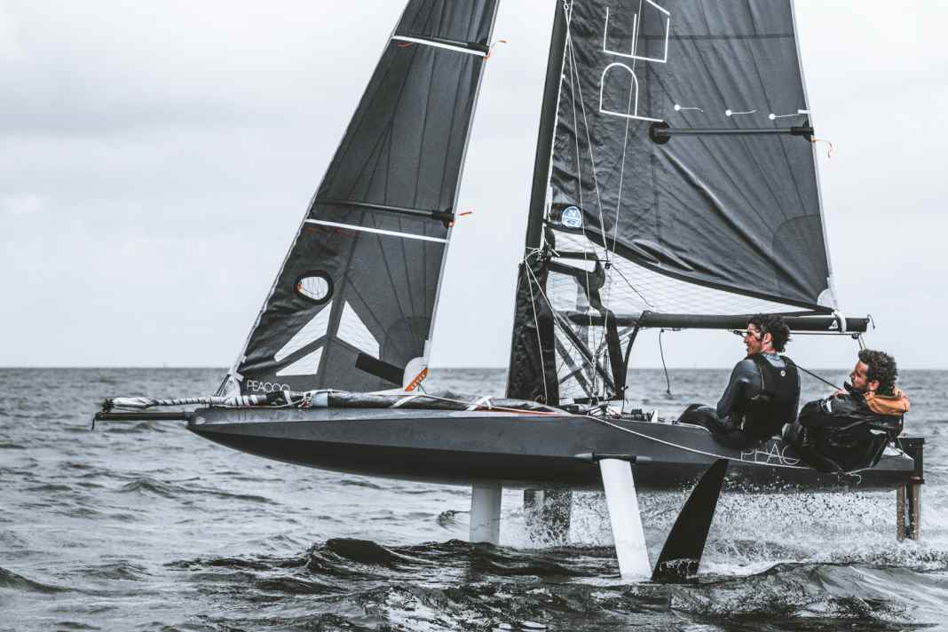 Peacoq in voller Aktion, bereits ab zehn bis zwölf Knoten Wind hebt der Foiler ab