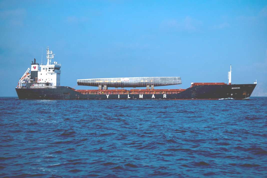 Schiff auf Schiff: Der Rumpf der „Argo“ wurde von den Niederlanden nach Griechenland gebracht