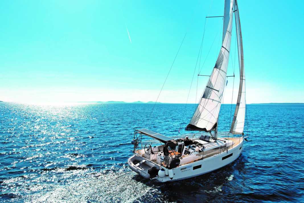 Naviguer dans le Kvarner - En arrière-plan, l'île de Premuda