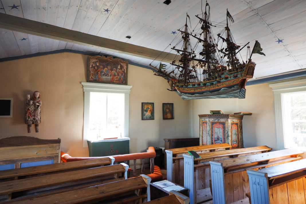 Jurmo: The island has its very own, sparse charm. There is a small shop, a seafaring church and, of course, a sauna with a sea view. It's usually very busy here in summer