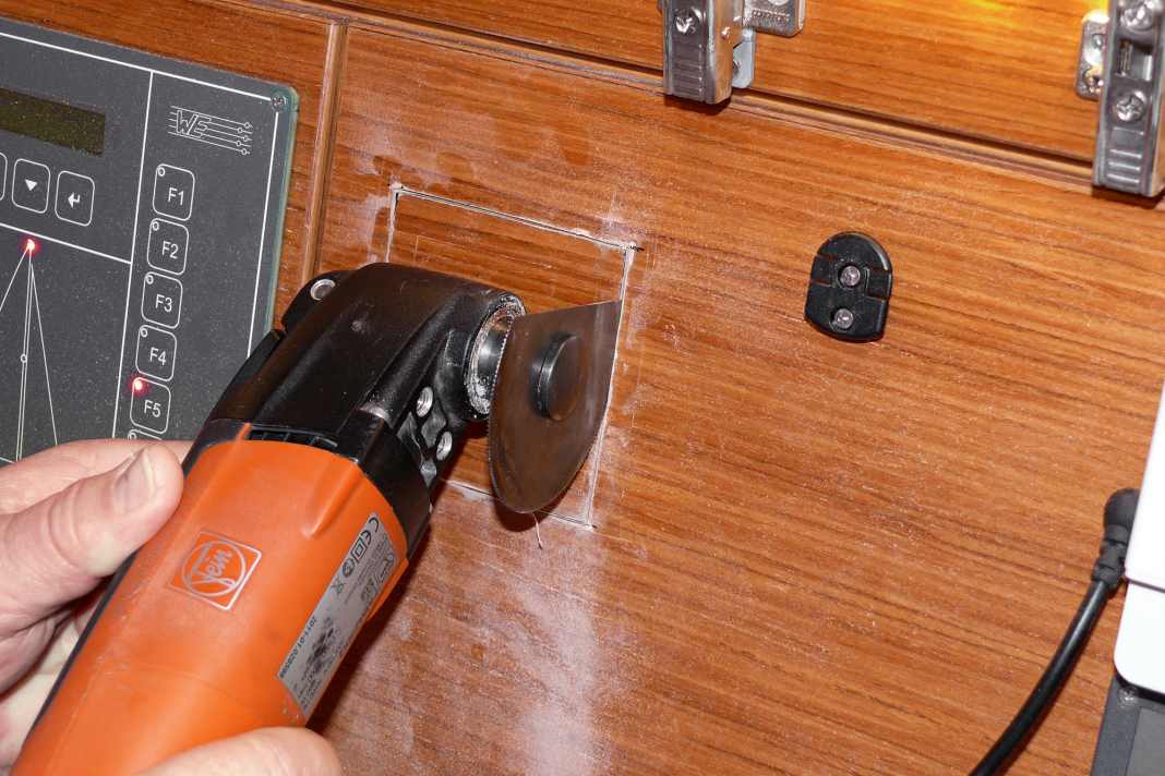 Ideal for precise cuts: Oscillating saws are easy to guide and cut cleanly. They are also very versatile with accessories