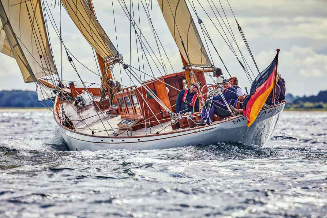 Die große Kreuzeryacht "Mingary" unter Vollzeug auf ihrem neuen Heimatrevier. Von der Schlei aus fährt der Klassiker mit Gästen