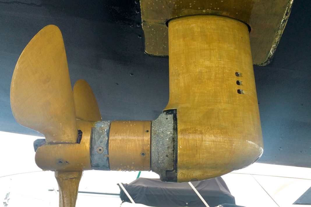 Silicone: Due to the strong current, silicone-based fouling release systems work well. Careful preparation is required to ensure that the coating adheres securely to the prop