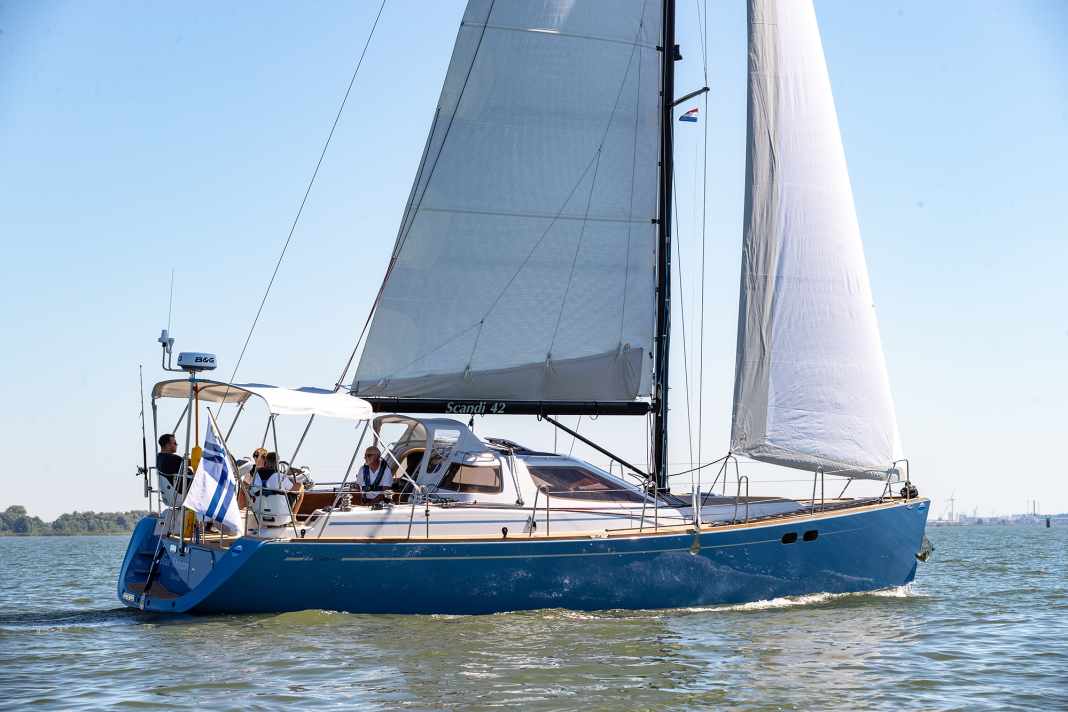 Die Scandi 42 zeigt für eine Deckssalonyacht ungewöhnliche Linien, wie...